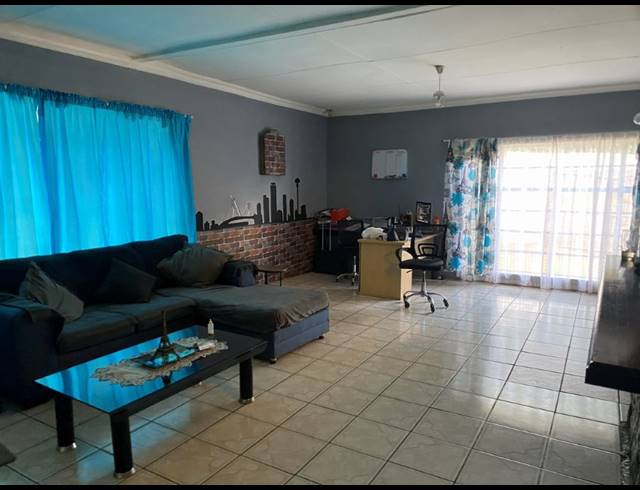 6 BEDROOM HOUSE FOR SALE IN GROOTVALY